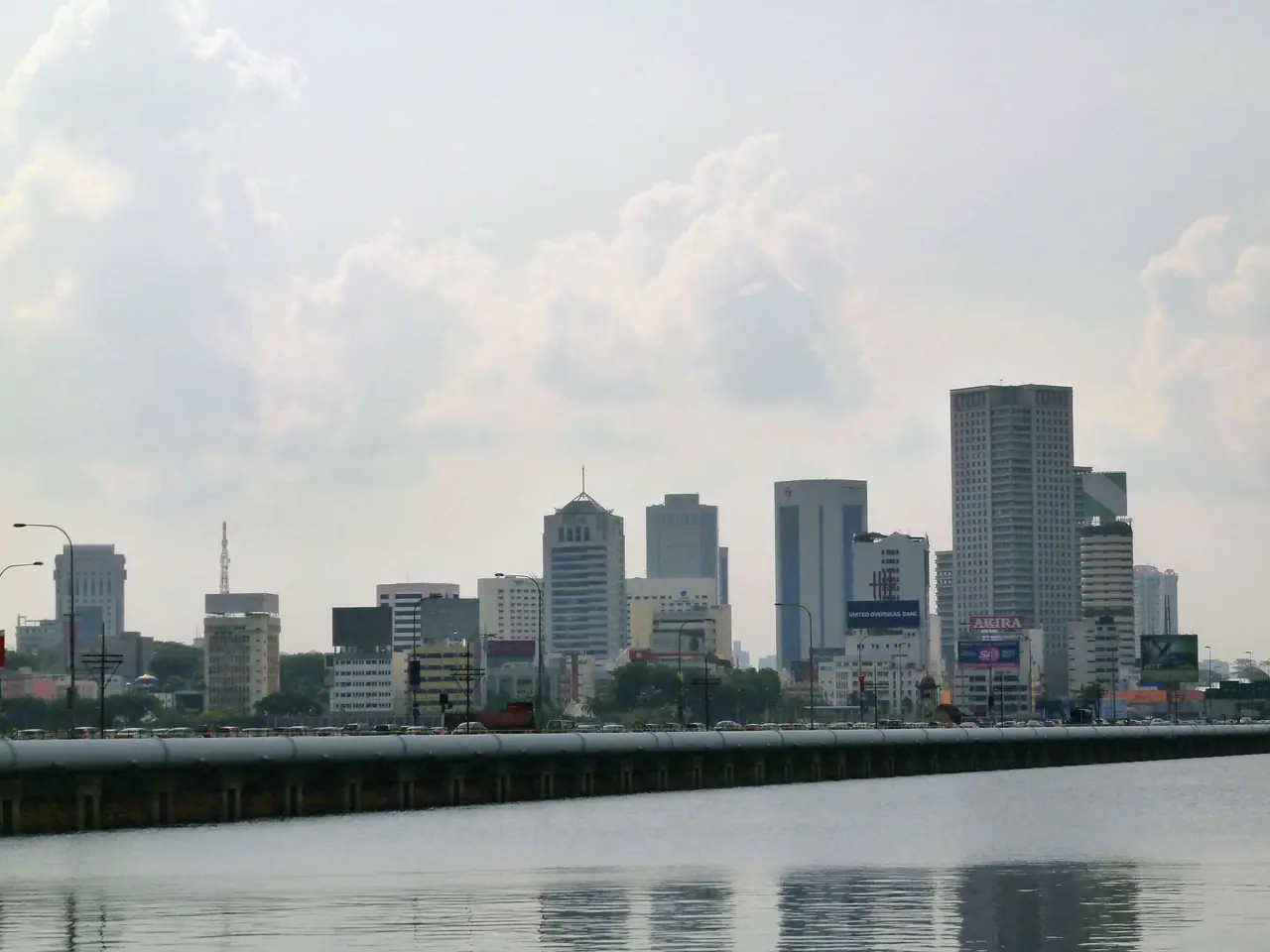 新山隔着长堤海面的城市天际线景观参考